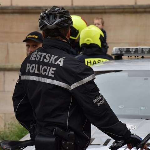 Na Kamp po pdu Jana Tsky z karlova mostu zasahovali policist.