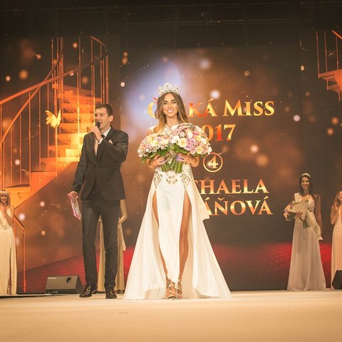Moderátor Petr Říbal se během moderování České Miss 2017 pořádně zapotil.