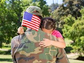 Americký voják louící se s malou holikou (ilustraní foto)