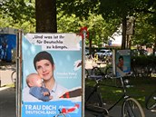 Lídryn AfD Frauke Petryová se svým díttem na plakátu.