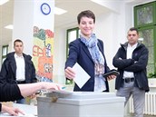 Lídryn AfD Frauke Petryová u volební urny.