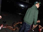 Zpvák Justin Bieber zranil fotografa, kdy ho srazil svým obím autem pi...