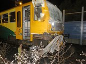 Sráka osobního vlaku s kamionem na elezniním pejezdu v Diviov ulici v...