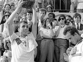 Ivan Lendl slaví triumf na Roland Garros v roce 1984. Pro Johna McEnroea to...