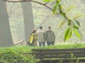 Policisté ohledávají místo inu v pírodním parku Siegaue poblí Bonnu.
