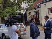 Jan Hamáek debatuje s islámským duchovnímpi natáení holandské televize.