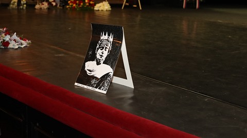 Portrét Jana Tísky na pódiu Národního divadla.