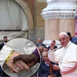 Pape Frantiek se ukzal s identifikanm nramkem, kter nos migranti.