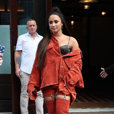 Demi oufit moc nesluel.