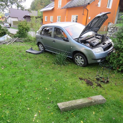 Jednaosmdes�tilet� �idi�ka jela od �umperka a podle policist� v d�sledku nevolnosti ztratila kontrolu nad ��zen�m.