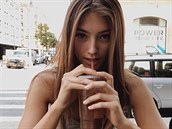 Mladá modelka má hojn sledovaný Instagram, zejm i pro tyto fotky.