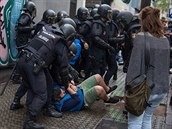 Nepokoje v Katalánsku zasáhly davy lidí.