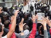 Policisté versus katalánský lid.
