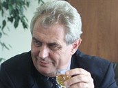 Miloš Zeman alkohol pít prostě nepřestal.