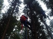 Hasii z horolezeckou prpravou zachraovali Beskydech paraglidistu.