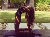 Andrea Vereová cvií jógu v sexy plavekách.
