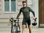 Orlando Bloom se prohánl v Praze na kole.