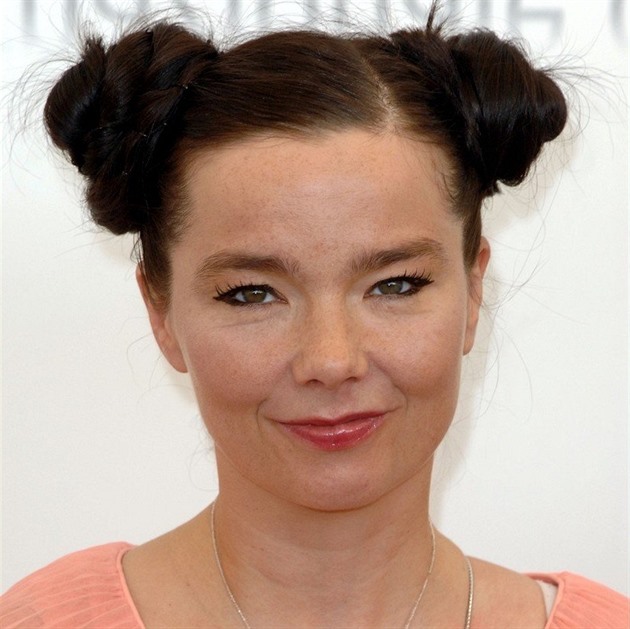 Björk obvinila dánského reiséra ze sexuálního obtování. 