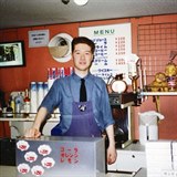 Tomio Okamura jako pouliční prodavač.