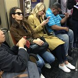 Katie si v metru udělala pohodlí.