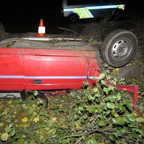 Mladistv idi dostal smyk a auto skonilo na stee.