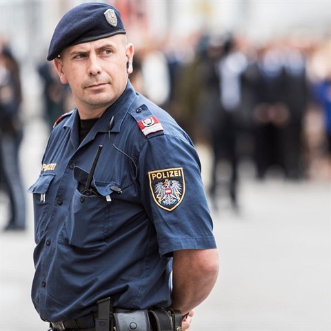 Na mst konfliktu v uprchlickm zazen zasahovalo osm policejnch jednotek.