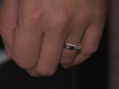 Tyto prstýnky zdobí prsteníek Ewy Farne.