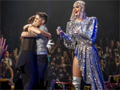 Katy Perry zprostedkovala zásnuby dvma lesbikám pímo na pódiu.