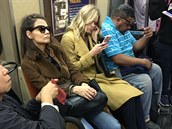 Katie si v metru udlala pohodlí.