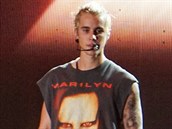 Konflikt odstartovala Mansonova podobizna na Bieberov triku.