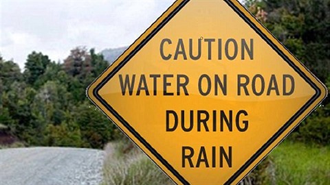 Pozor na vodu na silnici během deště!