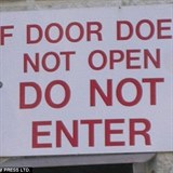 Pokud dvee nejdou otevt, nevstupujte!