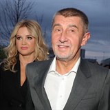 Andrej Babiš s manželkou Monikou na povolební tiskové konferenci.