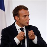 Francouzsky taky volily hlavně pudově. Rozhodný Emmanuel Macron dělá dojem...