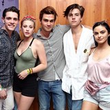 Cole Sprouse z kolegy ze serilu Riverdale