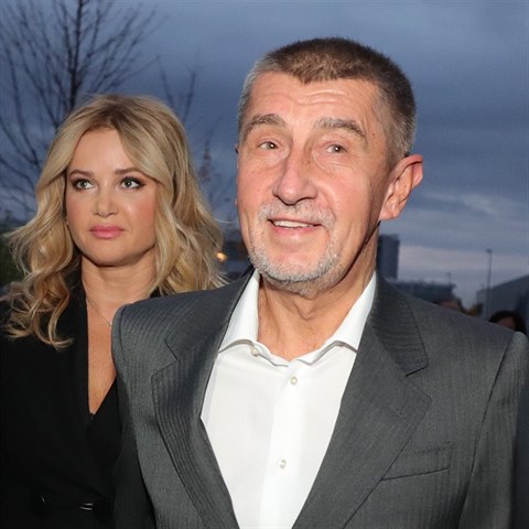 Andrej Babiš dorazil do volebního štábu s manželkou Monikou.