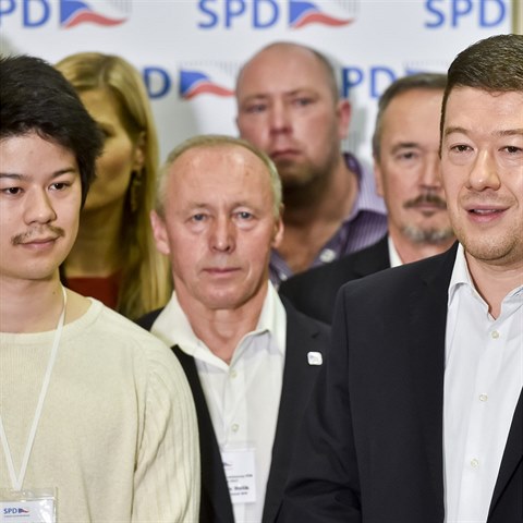 Tomio Okamura se synem Ruyem na tiskov povolebn konferenci odpovd na ...