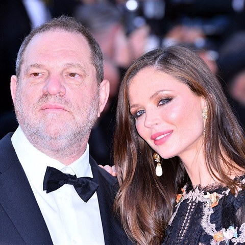 Fiolmov producent Harvey Weinstein s manelkou.
