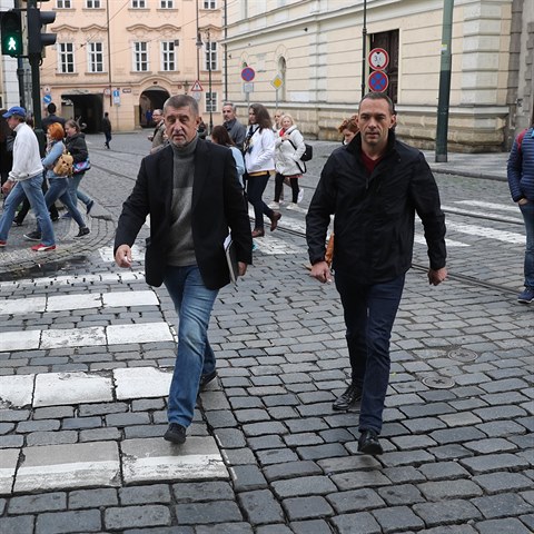 Andrej Babi si vykrauje do budovy snmovny na povolebn jednn s fem...