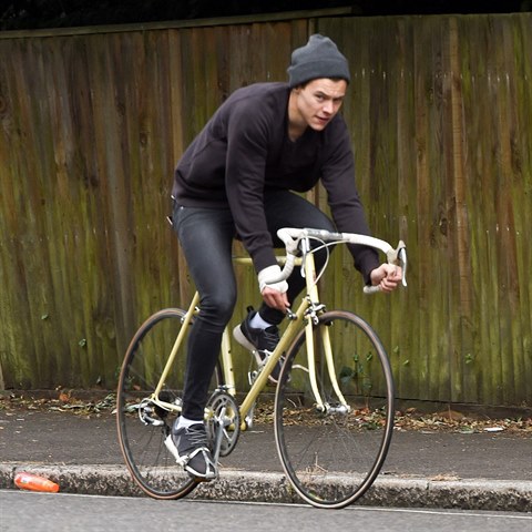 Harry Styles jezd stylov i na kole.