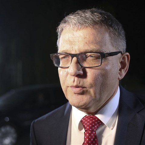 Lubomr Zaorlek po pjezdu s milenkou k televizi Nova na pedvolebn duel s Andrejem Babiem.
