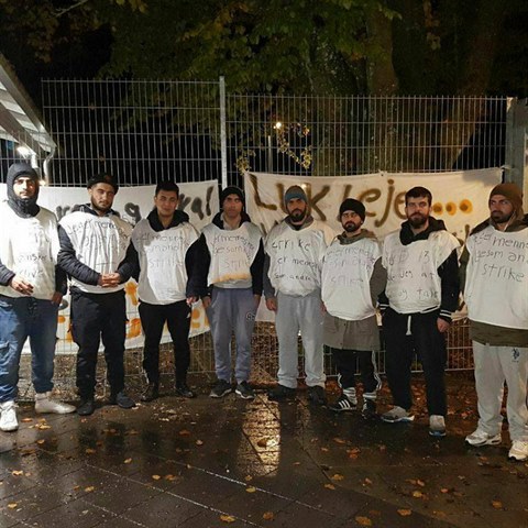 Skupina migrantů kurdského a íránského původu se rozhodlo držet hladovku pro...