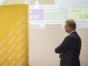 Pavel Bělobrádek sleduje výsledky voleb.