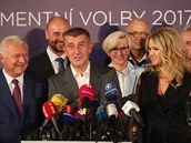 Andrej Babi odpovídá novinám na tiskové konferenci po volbách.