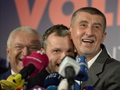 Andrej Babi se raduje z výsledk voleb.