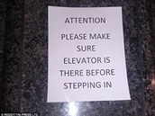Pozor! Ujistte se, e tu je  výtah, ne vstoupíte!