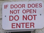 Pokud dvee nejdou otevít, nevstupujte!