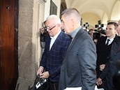 Andrej Babi po boku s Jaroslavem Faltýnkem vchází do budovy Snmovny