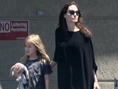 Angelina Jolie si zamilovala neforemné hábity.