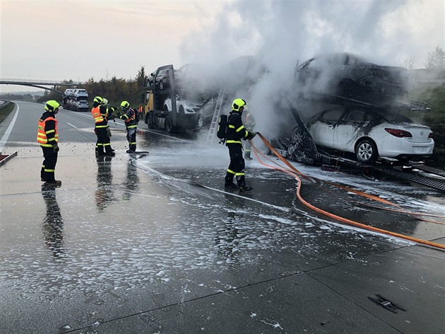 Poár polského kamionu, který peváel osm osobních aut, zamstnal hasie na...